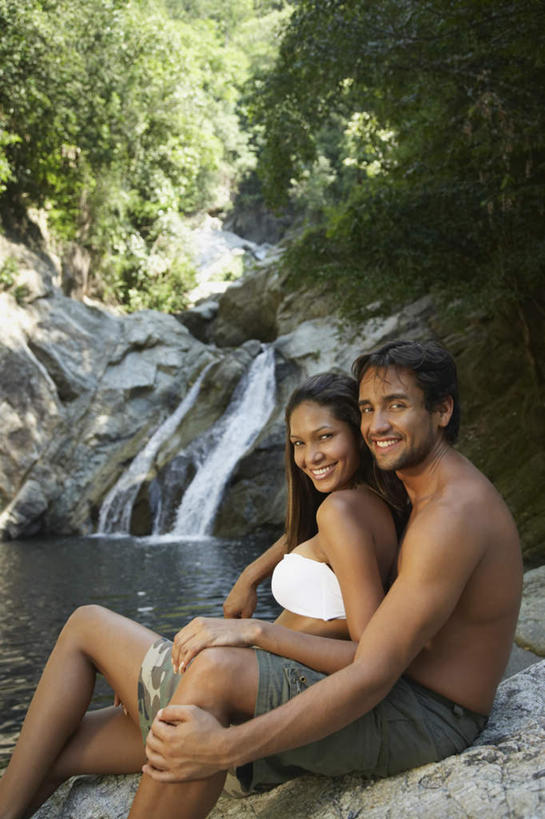 西方人,两个人,坐,抱,笑,微笑,露齿笑,竖图,室外,白天,侧面,泳装,比基尼,爱情,旅游,度假,河流,石头,美景,瀑布,水,植物,欧洲,欧洲人,阴影,飞溅,溅,光线,石子,液体,影子,河水,景观,水滴,水流,浪漫,扭头,注视,娱乐,裸露,水珠,树,树木,绿色,小溪,阳光,自然,溪水,观察,看,转头,享受,休闲,温暖,温馨,景色,恩爱,放松,恋人,生长,成长,抱着,观看,和睦,察看,搂着,关注,喷洒,自然风光,裸,男人,男性,年轻男性,年轻女性,女人,女性,白种人,情侣,跌水,石块,岩石,怀抱,搂,搂抱,相抱,拥抱,坐着,半身,彩图,三点式,泳衣,伴侣,融洽