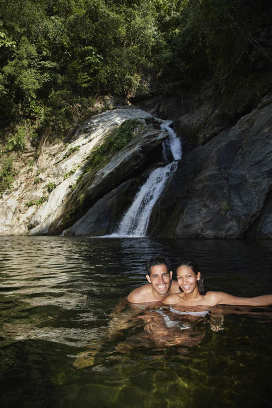 游泳,西方人,两个人,举,抱,笑,微笑,露齿笑,竖图,室外,白天,正面,泳装,比基尼,爱情,旅游,度假,河流,石头,美景,瀑布,水,植物,欧洲,欧洲人,阴影,飞溅,溅,光线,石子,液体,影子,河水,景观,水滴,水流,浪漫,注视,娱乐,裸露,水珠,树,树木,绿色,小溪,阳光,自然,溪水,观察,看,托,享受,休闲,温暖,温馨,景色,恩爱,放松,恋人,生长,成长,抱着,观看,和睦,察看,搂着,关注,喷洒,自然风光,裸,泅水,拍浮,男人,男性,年轻男性,年轻女性,女人,女性,白种人,情侣,跌水,石块,岩石,怀抱,举起,举手,举着,搂,搂抱,相抱,向上举,向上伸,向上托,拥抱,半身,彩图,三点式,泳衣,伴侣,融洽