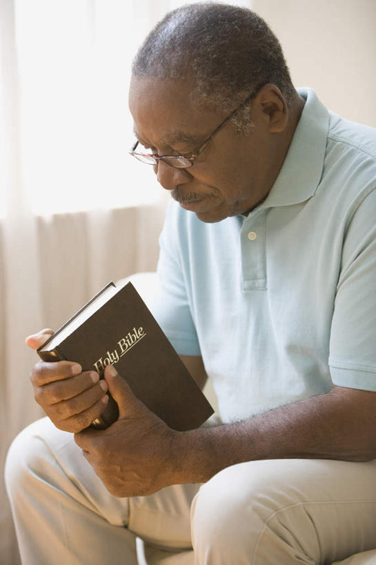 西方人,一个人,坐,闭眼,竖图,室内,白天,正面,窗户,窗帘,书籍,欧洲,非洲,黑人,欧洲人,仅一个男性,仅一个人,仅一个中年男性,握,服装,节日,装饰,眼镜,墙,圣经,拿,拿着,休闲装,文化,玻璃窗,墙壁,墙面,衣服,白色,帘子,书本,祈祷,休闲,健康,休闲服,遮阳,握着,许愿,宗教,服饰,信仰,纪念,华丽,修饰,祈求,点缀,经书,近视眼镜,衬托,美观,雅致,雅观,平安,男人,男性,中年男性,非洲人,书,图书,闭眼睛,闭着眼,闭着眼睛,坐着,半身,彩图,耶经