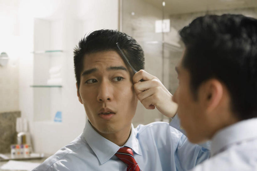 东方人,脸,头,脸颊,脖子,手,一个人,商务人士,商务男性,站,横图,室内,特写,白天,衬衫,化妆,美容,镜子,亚洲,仅一个男性,仅一个人,握,套装,反射,领带,拿,梳子,拿着,注视,黄种人,肩膀,仅一个年轻男性,背面,化妆镜,日用品,观察,看,站着,手部,握着,观看,单手,镜像,察看,象征,庄重,镜面,关注,商务装,身份,工薪阶层,美发用品,光学,正式,地位,男人,男性,年轻男性,亚洲人,头部,脖,颈,颈部,脸部,脸蛋,面部,白领,上班族,站立,半身,彩图,衬衣