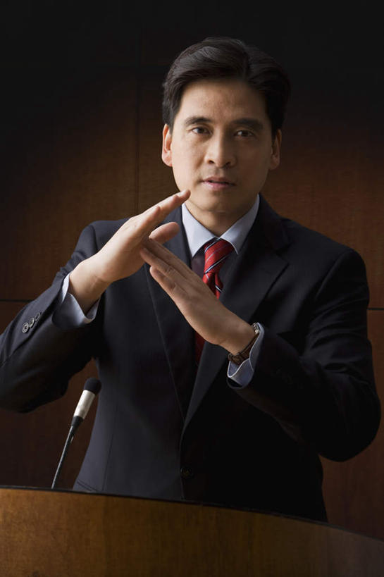 东方人,一个人,商务人士,商务男性,站,竖图,室内,白天,正面,衬衫,亚洲,仅一个男性,仅一个人,仅一个中年男性,套装,领带,注视,黄种人,话筒,讲台,观察,看,手势,站着,手指,安静,摄影,影棚,观看,察看,麦克风,象征,庄重,食指,关注,扩音器,演说台,商务装,身份,传声器,工薪阶层,演讲台,正式,地位,微音器,男人,男性,中年男性,亚洲人,白领,上班族,站立,半身,彩图,影棚拍摄,衬衣,拍摄