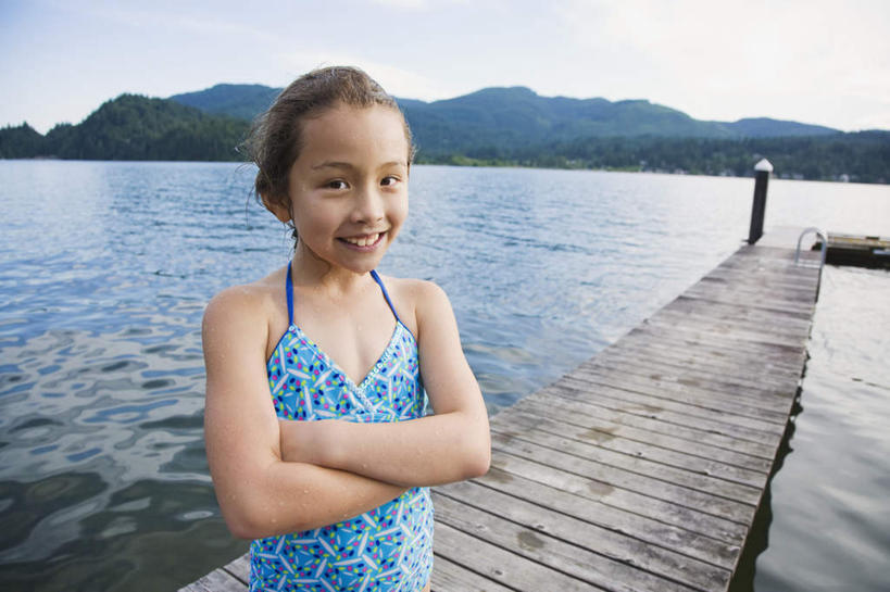 东方人,儿童,一个人,码头,站,笑,双手交叉,微笑,露齿笑,横图,室外,白天,正面,泳装,纯洁,湖,湖泊,石头,森林,山,山脉,树林,水,植物,港口,亚洲,仅一个女性,仅一个人,阴影,光线,木板,石子,影子,湖面,山峰,水流,水面,桥,木桥,山峦,注视,黄种人,栈桥,树,树木,小孩,蓝色,绿色,蓝天,天空,阳光,自然,湖水,群山,天,观察,看,站着,仅一个小孩,可爱,童年,童趣,生长,晴朗,成长,观看,人行桥,木板桥,察看,双手抱胸,关注,童真,烂漫,无邪,连体泳衣,沉积岩,万里无云,水成岩,天真,女孩,女人,女性,亚洲人,孩子,石块,岩石,晴空,晴空万里,站立,半身,彩图,泳衣,摆渡口,埠头,渡口,渡头,港湾,海港,货运码头,口岸,商港,女生