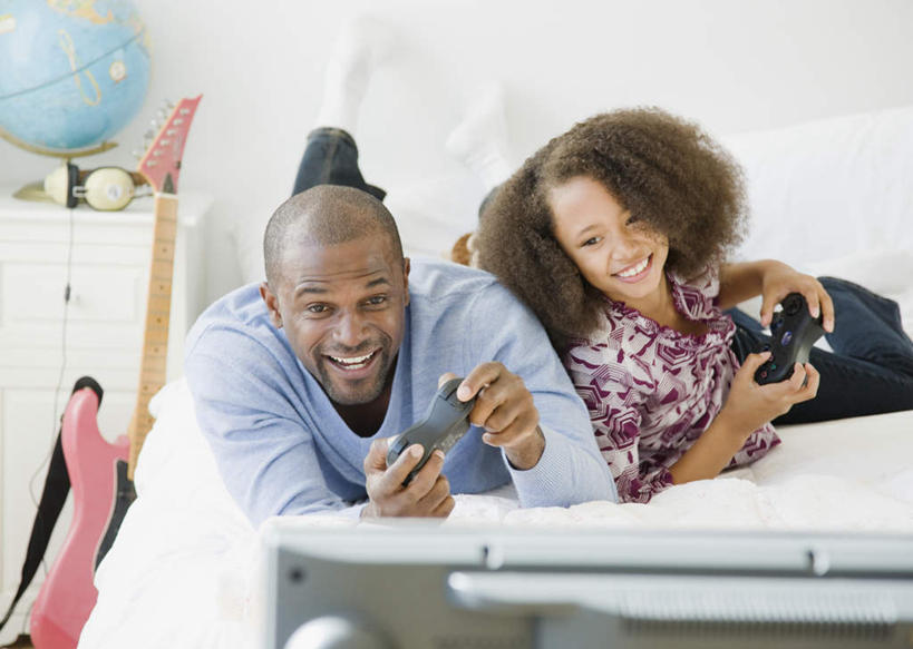 西方人,儿童,中年人,两个人,家庭,父亲,女儿,笑,微笑,露齿笑,横图,室内,白天,正面,游戏,纯洁,仪器,海洋,床,卧室,地图,欧洲,非洲,黑人,欧洲人,握,阴影,服装,反射,网格,地球仪,线条,影子,世界地图,地球,陆地,床单,玩,全球,注视,休闲装,娱乐,被子,球,两个,小孩,衣服,经纬线,模型,观察,看,趴着,休闲,球体,温暖,温馨,父女,一家人,休闲服,父爱,可爱,童年,童趣,握着,地理,国家,服饰,单人床,游戏机,观看,活动,手柄,大陆,和睦,控制,察看,世界,被单,游戏手柄,发泄,关注,消遣,智力,纬线,版图,经线,童真,烂漫,无邪,经纬仪,地理学,宣泄,天真,男人,男性,女孩,中年男性,非洲人,孩子,趴,玩耍,嬉戏,半身,彩图,睡房,卧房,融洽,大洋,大洲,女生