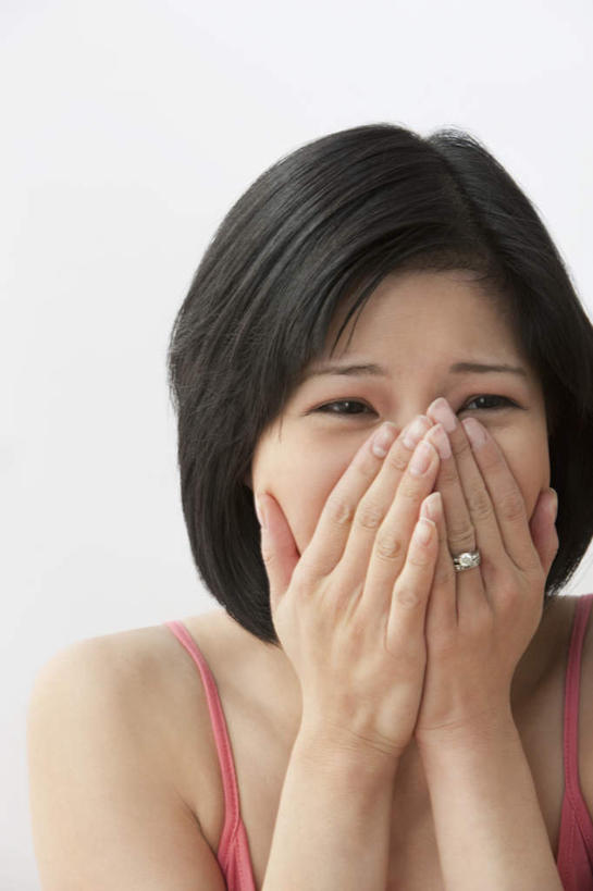 东方人,脸,头,脸颊,手,头发,一个人,站,竖图,室内,特写,白天,白色背景,正面,爱情,失败,吊带,亚洲,双手,仅一个年轻女性,仅一个女性,仅一个人,服装,沮丧,浪漫,注视,吊带衫,黄种人,肩膀,装饰品,衣服,黑色,戒指,饰品,首饰,观察,看,站着,难受,手部,恩爱,无奈,遮,遮掩,摄影,服饰,影棚,观看,失望,悲伤,信物,察看,掩盖,伤心,遮挡,难过,权利,衣着,穿着,关注,失落,遮盖,颓废,挫败,受挫,落败,落空,错过,失足,失意,失策,失算,颓丧,衰颓,悲哀,懊丧,颓靡,气馁,丧气,掩饰,手饰,衣饰,败北,挫折,失利,年轻女性,女人,女性,亚洲人,头部,直发,脸部,脸蛋,面部,站立,半身,彩图,影棚拍摄,拍摄,短发