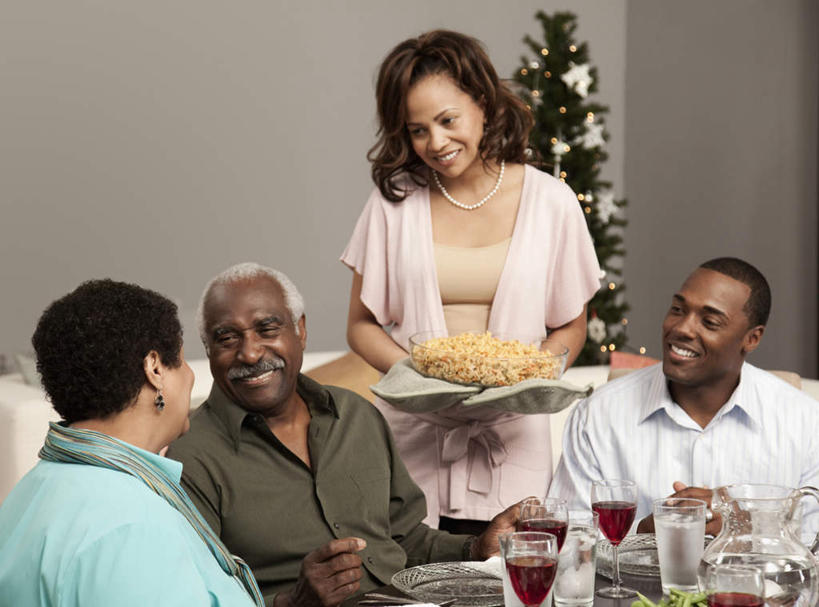 红酒,葡萄酒,西方人,四个人,家庭,母亲,父亲,女儿,儿子,站,坐,吃,横图,室内,白天,正面,植物,餐桌,桌子,杯子,餐具,欧洲,非洲,圣诞节,黑人,欧洲人,握,服装,节日,庆祝,碟子,高脚杯,盘,陶瓷,圣诞树,陶瓷制品,红酒杯,酒类,拿,拿着,注视,休闲装,文化,玻璃制品,酒,树,树木,饮料,衣服,绿色,自然,盘子,酒杯,容器,碟,碗,观察,看,站着,庆典,休闲,温暖,温馨,父女,父子,母女,母子,一家人,休闲服,红葡萄酒,父爱,母爱,握着,服饰,生长,成长,餐台,观看,纪念,储藏,和睦,察看,葡萄酒杯,储存,关注,老年男性,老年女性,男人,男性,女人,女性,中年男性,中年女性,白种人,非洲人,玻璃杯,嚼,食,站立,坐着,半身,彩图,融洽,贮存