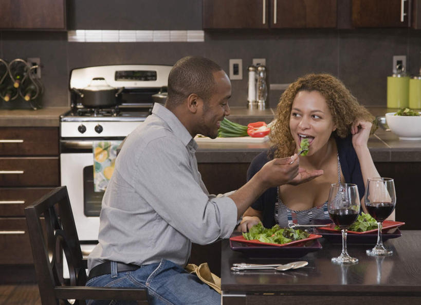 红酒,葡萄酒,西方人,中年人,两个人,家庭,夫妻,坐,笑,吃,微笑,露齿笑,横图,室内,白天,正面,爱情,烹饪,餐桌,厨房,桌子,蔬菜,杯子,餐具,厨具,欧洲,非洲,黑人,欧洲人,许多,阴影,服装,新鲜,反射,电器,碟子,高脚杯,烤炉,烤箱,盘,影子,墙,食品,红酒杯,酒类,浪漫,注视,休闲装,墙壁,墙面,玻璃制品,酒,食物,饮料,衣服,盘子,酒杯,碟,观察,看,休闲,温暖,温馨,一家人,休闲服,红葡萄酒,恩爱,喂,恋人,服饰,有机食品,绿色食品,餐台,观看,和睦,察看,家电,家用电器,葡萄酒杯,关注,炊具,烹饪用具,男人,男性,女人,女性,中年男性,中年女性,非洲人,夫妇,情侣,玻璃杯,烹调用具,嚼,烹调,食,坐着,半身,彩图,灶间,伴侣,融洽,小家电