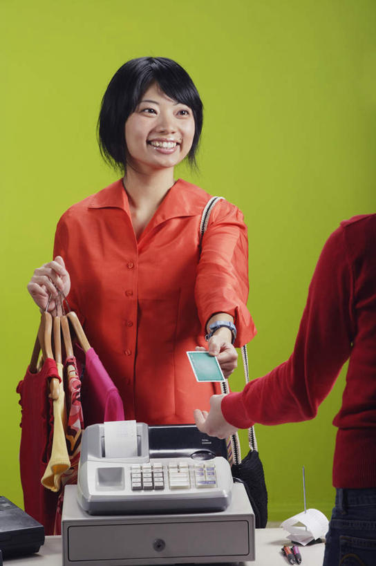 东方人,背部,两个人,店员,商店,站,笑,微笑,露齿笑,竖图,室内,白天,正面,衬衫,购物,信用卡,消费,超市,衣架,亚洲,握,服装,墙,拿,拿着,注视,黄种人,顾客,相视,墙壁,墙面,衣服,红色,绿色,观察,看,站着,营业员,面对面,卡,握着,pos机,储蓄卡,金融,百货,服饰,收银台,观看,对视,察看,互视,衣着,服装店,穿着,关注,收银,收银机,相对,选购,贸易,百货公司,服饰店,相看,血拼,销售人员,衣饰,主顾,银行卡,年轻女性,女人,女性,亚洲人,售货员,挂衣架,晾衣架,站立,半身,彩图,衬衣,购物商场,购物中心,商业中心