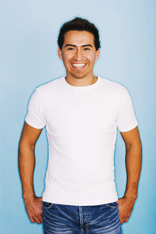 西方人,一个人,站,笑,微笑,露齿笑,竖图,室内,白天,正面,欧洲,欧洲人,仅一个男性,仅一个人,阴影,蓝色背景,服装,裤子,反射,影子,注视,牛仔裤,休闲装,仅一个年轻男性,衣服,白色,观察,看,站着,休闲,休闲服,摄影,服饰,影棚,观看,察看,双手插袋,关注,手插袋,双手抄兜,双手放兜,男人,男性,年轻男性,白种人,插兜,两手抄兜,两手放兜,手插兜,手放口袋,站立,半身,彩图,影棚拍摄,拍摄,手抄兜