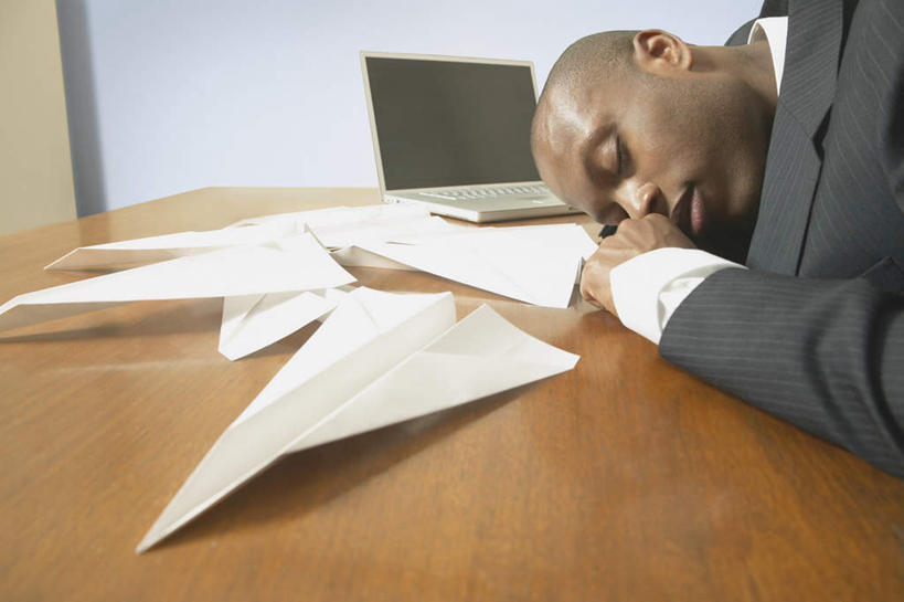 西方人,一个人,商务人士,商务男性,办公室,闭眼,睡,横图,室内,白天,侧面,衬衫,电脑,笔记本电脑,窗户,家具,桌子,飞机,欧洲,非洲,黑人,欧洲人,仅一个男性,仅一个人,仅一个中年男性,阴影,套装,艺术,反射,网络,木制,影子,折纸,纸艺,手工艺品,办公桌,文化,通讯设备,玻璃窗,木制品,纸制品,工艺品,趴着,纸飞机,一台,无线,高雅,通信设备,商务装,无线网络,无线上网,便携式电脑,工薪阶层,办公家具,工艺折纸,自信心,品位,手提电脑,男人,男性,中年男性,非洲人,白领,上班族,闭眼睛,闭着眼,闭着眼睛,困,困觉,趴,寝息,睡觉,半身,彩图,衬衣