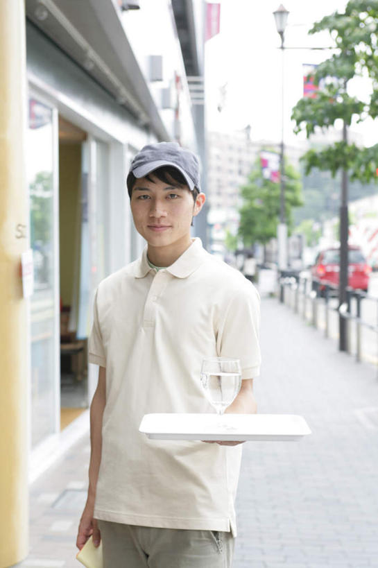 东方人,一个人,服务员,餐厅,站,捧,笑,微笑,竖图,室外,白天,正面,水,植物,门,道路,路,杯子,餐具,帽子,亚洲,仅一个男性,仅一个人,服装,碟子,高脚杯,盘,液体,小路,红酒杯,交通,注视,休闲装,黄种人,饮用水,运动帽,玻璃制品,树,树木,仅一个年轻男性,衣服,绿色,自然,盘子,酒杯,碟,门框,矿泉水,观察,看,站着,休闲,休闲服,鸭舌帽,服饰,生长,成长,观看,察看,葡萄酒杯,关注,蒸馏水,男人,男性,年轻男性,亚洲人,服务生,侍者,玻璃杯,端,端着,捧着,手捧,站立,半身,彩图,餐馆,饭店,饭馆