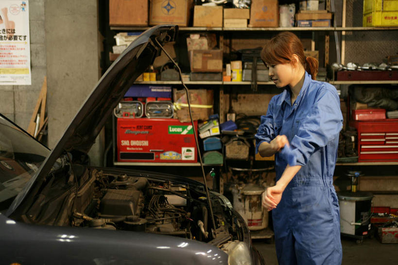 东方人,一个人,机修工,工厂,站,横图,室内,白天,侧面,工作服,制服,车间,汽车,亚洲,仅一个年轻女性,仅一个女性,仅一个人,挽,包装,纸箱,置物架,注视,黄种人,架子,车,工人,容器,箱子,交通工具,轿车,观察,看,站着,观看,察看,关注,载具,纸板箱,陈列架,包装箱,工作制服,搁架,年轻女性,女人,女性,亚洲人,机械师,机修工人,站立,半身,彩图,工作套服,制造厂