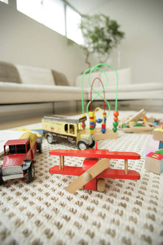 无人,客厅,竖图,室内,白天,仰视,游戏,植物,窗户,地毯,沙发,飞机,玩具,装饰,编织,英文,标志,盆栽,文字,字符,手工艺品,字母,墙,盆景,织物,交通,玩,娱乐,航空,标识,玻璃窗,墙壁,墙面,绿色,自然,工艺品,滑翔机,交通工具,休闲,益智,运输,生长,成长,活动,英文字母,华丽,修饰,点缀,起居室,发泄,消遣,智力,载具,布艺沙发,宣泄,衬托,美观,雅致,雅观,客堂,玩耍,嬉戏,彩图,低角度拍摄