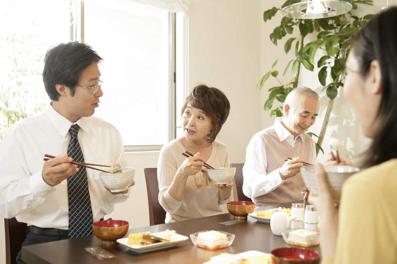 东方人,中年人,家庭,夫妻,母亲,父亲,女儿,商务人士,商务男性,坐,笑,吃,微笑,横图,室内,白天,正面,衬衫,爱情,烹饪,植物,餐桌,窗户,筷子,桌子,餐具,椅子,亚洲,握,阴影,套装,服装,反射,碟子,盘,盆栽,眼镜,影子,陶瓷,木椅,墙,谷类,谷物,日本料理,料理,食品,筷架,盆景,陶瓷制品,米,浪漫,筷枕,注视,休闲装,黄种人,文化,传统,大米,菜肴,美食,玻璃窗,墙壁,墙面,食物,衣服,绿色,白色,自然,盘子,容器,碟,碗,日式料理,观察,看,休闲,日式,温暖,温馨,父女,父子,母女,母子,一家人,休闲服,恩爱,父爱,母爱,握着,恋人,服饰,佳肴,生长,成长,餐台,观看,储藏,礼节,筷子架,和睦,察看,储存,关注,礼仪,商务装,近视眼镜,工薪阶层,老年男性,老年女性,男人,男性,女人,女性,中年男性,中年女性,亚洲人,夫妇,情侣,白领,上班族,进餐用具,嚼,食,坐着,半身,彩图,衬衣,伴侣,融洽,贮存