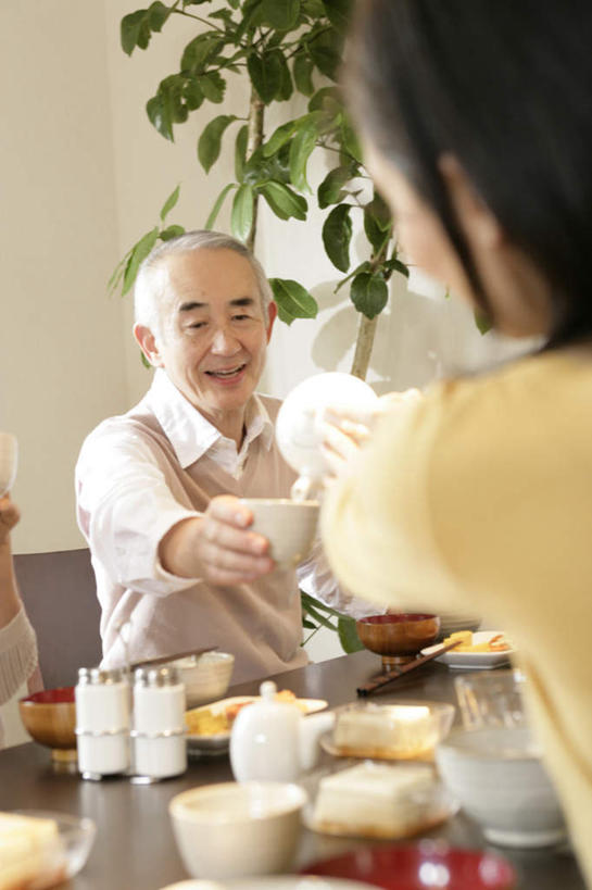 东方人,背部,两个人,家庭,父亲,女儿,坐,竖图,室内,白天,正面,烹饪,水,植物,餐桌,筷子,桌子,餐具,亚洲,倒,握,阴影,服装,朦胧,模糊,反射,盆栽,液体,影子,陶瓷,墙,谷类,谷物,日本料理,料理,食品,盆景,陶瓷制品,米,注视,休闲装,黄种人,文化,饮用水,传统,大米,菜肴,美食,墙壁,墙面,食物,衣服,绿色,白色,自然,容器,碗,日式料理,矿泉水,观察,看,休闲,日式,温暖,温馨,父女,一家人,休闲服,父爱,握着,服饰,佳肴,生长,成长,餐台,观看,储藏,礼节,和睦,察看,储存,关注,礼仪,蒸馏水,老年男性,男人,男性,女人,女性,中年女性,亚洲人,进餐用具,坐着,半身,彩图,融洽,贮存