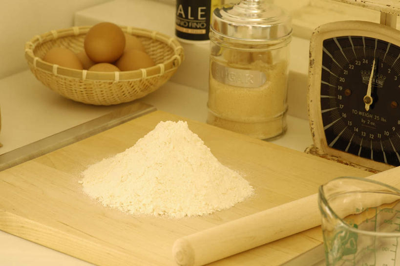 无人,交叉,横图,俯视,室内,特写,白天,仪器,厨房,桌面,桌子,竹子,玻璃,阴影,竹制,编织,反射,木制,粉末,擀面杖,篮子,影子,蛋,鸡蛋,面粉,案板,粮食,玻璃制品,砧板,一个,玻璃瓶,木制品,瓶子,容器,竹篮,碗,粉,单个,储藏,竹条,交织,农产品,衡量,竹制品,储存,计量,原材料,广口瓶,衡器,案秤,卵,粉状,穿插,秤,彩图,高角度拍摄,灶间,贮存