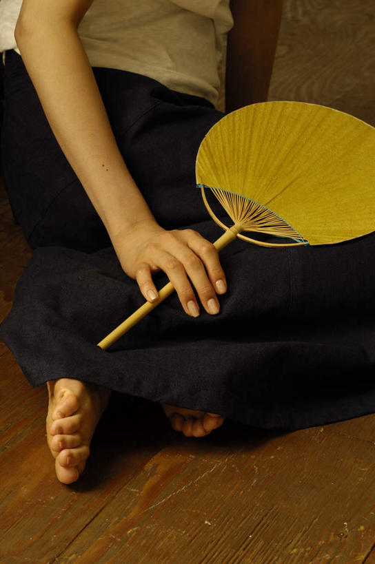 东方人,手,腿部,脚,脚趾,脚趾甲,腿,一个人,坐,竖图,俯视,室内,特写,白天,裙子,地板,亚洲,仅一个年轻女性,仅一个女性,仅一个人,握,服装,朦胧,模糊,扇子,地面,清凉,拿,拿着,休闲装,黄种人,光脚,凉爽,文化,长裙,木地板,衣服,蓝色,休闲,赤脚,手部,休闲服,握着,服饰,半身裙,单手,年轻女性,女人,女性,亚洲人,脚指甲,坐着,半身,彩图,高角度拍摄,和风扇,和风扇子,凉扇,传统文化