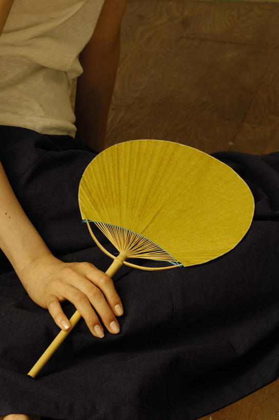 东方人,手,腿部,脚,脚趾,脚趾甲,腿,一个人,坐,竖图,俯视,室内,特写,白天,裙子,地板,亚洲,仅一个年轻女性,仅一个女性,仅一个人,握,服装,朦胧,模糊,扇子,地面,清凉,拿,拿着,休闲装,黄种人,光脚,凉爽,文化,长裙,木地板,衣服,蓝色,休闲,赤脚,手部,休闲服,握着,服饰,半身裙,单手,年轻女性,女人,女性,亚洲人,脚指甲,坐着,半身,彩图,高角度拍摄,和风扇,和风扇子,凉扇,传统文化