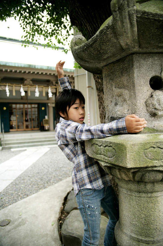 东方人,儿童,一个人,站,竖图,室外,白天,侧面,纯洁,植物,亚洲,仅一个男性,仅一个人,握,服装,节日,神社,注视,休闲装,黄种人,文化,灯柱,树,树木,小孩,衣服,绿色,自然,观察,看,趴着,祈祷,站着,仅一个小孩,休闲,健康,休闲服,可爱,童年,童趣,握着,许愿,宗教,服饰,信仰,生长,成长,观看,纪念,神道,祈求,祭祀,察看,关注,童真,烂漫,无邪,神道教,社屋,平安,天真,男孩,男人,男性,亚洲人,孩子,趴,站立,半身,彩图,男生