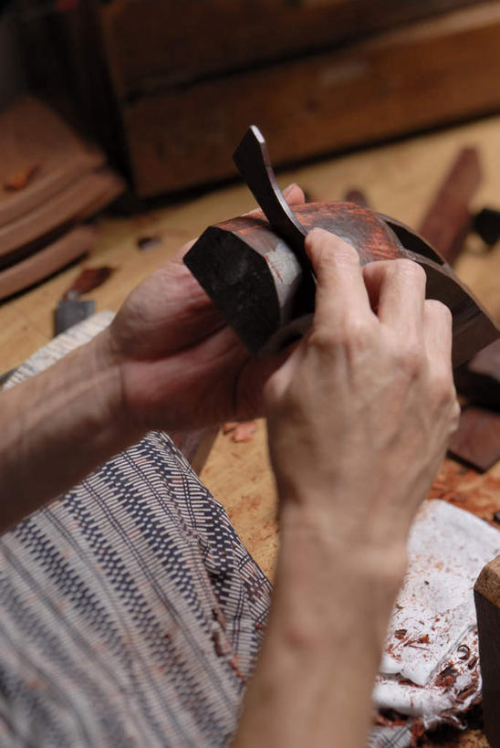 东方人,手,一个人,木匠,竖图,俯视,室内,特写,白天,工作服,制服,亚洲,仅一个男性,仅一个人,握,木材,拿,拿着,注视,黄种人,木柴,仅一个年轻男性,观察,看,手部,握着,木料,观看,察看,关注,工作制服,男人,男性,年轻男性,亚洲人,木工,半身,彩图,高角度拍摄,工作套服