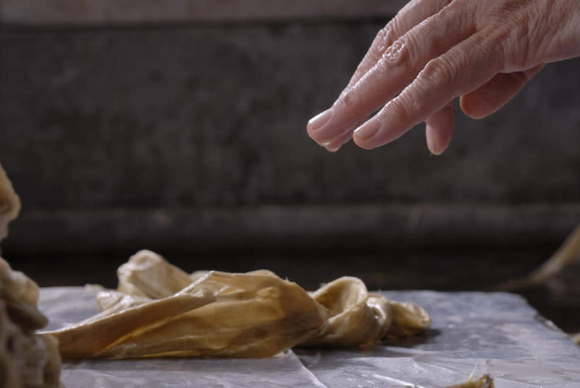 东方人,手,一个人,横图,室内,特写,白天,正面,桌面,桌子,亚洲,仅一个男性,仅一个人,仅一个中年男性,一堆,堆叠,堆积,木制,黄种人,木制品,手部,皮肤,堆,单手,男人,男性,中年男性,亚洲人,半身,彩图