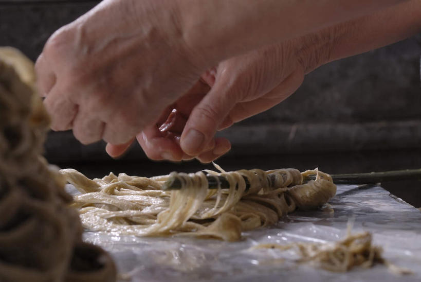 东方人,手,一个人,横图,室内,特写,白天,正面,桌面,桌子,亚洲,双手,仅一个男性,仅一个人,仅一个中年男性,一堆,握,堆叠,堆积,木制,拿,拿着,黄种人,木制品,手部,握着,皮肤,堆,男人,男性,中年男性,亚洲人,半身,彩图