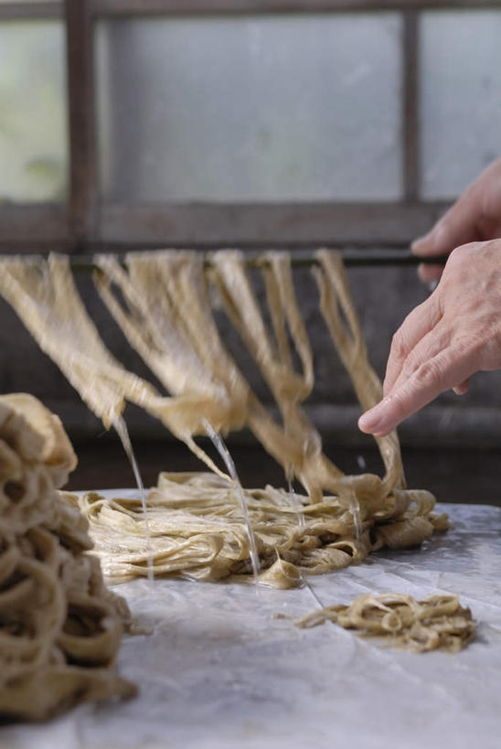 东方人,一个人,竖图,室内,白天,正面,桌面,桌子,亚洲,仅一个男性,仅一个人,仅一个中年男性,一堆,握,堆叠,堆积,木制,拿,拿着,黄种人,木制品,握着,皮肤,堆,男人,男性,中年男性,亚洲人,半身,彩图