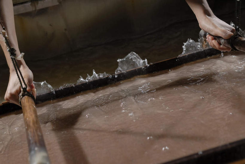 东方人,一个人,站,横图,俯视,室内,白天,机器,亚洲,仅一个男性,仅一个人,仅一个中年男性,握,拿,拿着,黄种人,一个,站着,机械,握着,工业,单个,男人,男性,中年男性,亚洲人,站立,半身,彩图,高角度拍摄,打浆,打浆池,造纸机