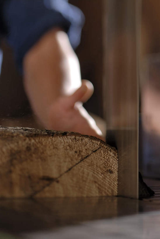 东方人,一个人,木匠,工厂,站,竖图,室内,白天,正面,机器,桌面,桌子,金属制品,亚洲,仅一个男性,仅一个人,仅一个中年男性,握,服装,朦胧,模糊,金属,木制,树桩,拿,拿着,休闲装,黄种人,树,树干,一个,衣服,木制品,站着,休闲,休闲服,机械,木桩,握着,服饰,单个,切割机,切割,男人,男性,中年男性,亚洲人,木工,站立,半身,彩图,工地,制造厂