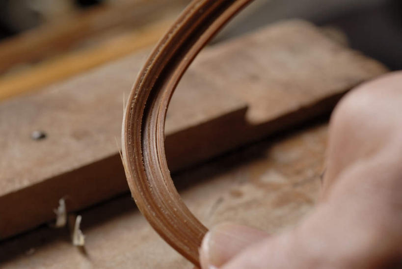 东方人,手,一个人,木匠,横图,俯视,室内,特写,白天,亚洲,仅一个男性,仅一个人,仅一个中年男性,握,朦胧,模糊,曲折,弯曲,木材,拿,拿着,黄种人,木柴,手部,握着,蜿蜒,木料,单手,男人,男性,中年男性,亚洲人,木工,半身,彩图,高角度拍摄