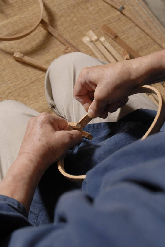 东方人,手,一个人,木匠,工厂,坐,竖图,俯视,室内,特写,白天,工作服,制服,车间,亚洲,双手,仅一个男性,仅一个人,仅一个中年男性,握,木材,拿,拿着,黄种人,木柴,手部,握着,木料,工作制服,男人,男性,中年男性,亚洲人,木工,坐着,半身,彩图,高角度拍摄,工作套服,制造厂