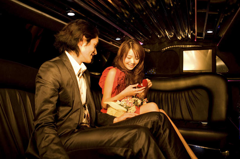 东方人,两个人,坐,笑,微笑,露齿笑,横图,室内,白天,侧面,裙子,西装,爱情,汽车,亚洲,握,阴影,连衣裙,套装,正装,光线,影子,灯光,浪漫,拿,拿着,注视,职业装,黄种人,车,交通工具,轿车,低头,观察,看,温暖,温馨,恩爱,搭,握着,恋人,观看,和睦,察看,搭着,关注,载具,男人,男性,年轻男性,年轻女性,女人,女性,亚洲人,情侣,坐着,半身,彩图,伴侣,融洽