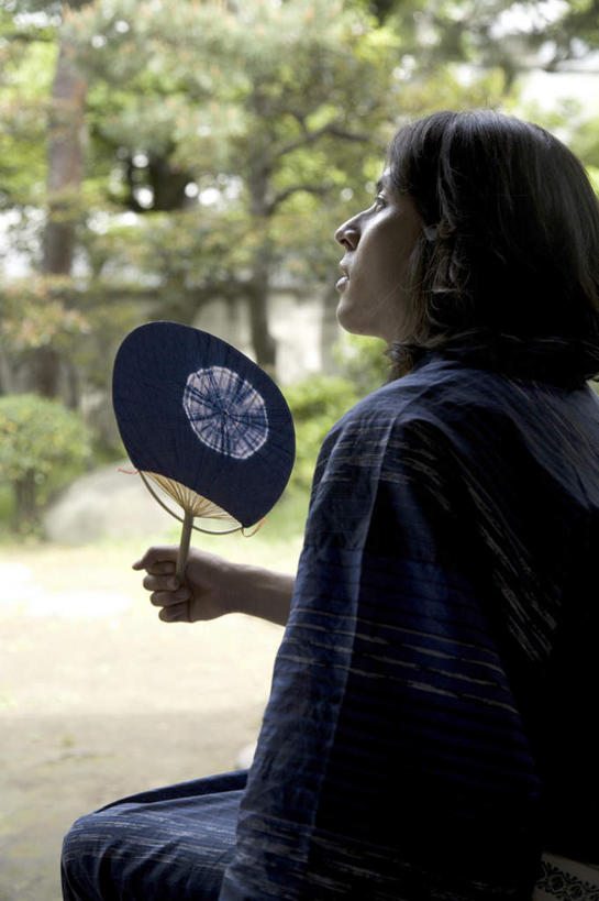 东方人,一个人,家,坐,竖图,室内,白天,民族服装,植物,亚洲,仅一个男性,仅一个人,仅一个中年男性,握,和服,扇子,房屋,屋子,清凉,注视,黄种人,凉爽,文化,楼房,住宅,树,树木,一个,背面,绿色,自然,观察,看,握着,服饰,生长,单个,成长,观看,察看,关注,吴服,唐草,唐花,唐锦,男人,男性,中年男性,亚洲人,坐着,半身,彩图,传统服装,民俗服,房子,和风扇,和风扇子,凉扇,传统文化