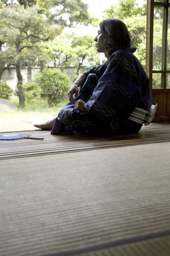 东方人,一个人,家,坐,竖图,室内,白天,民族服装,植物,亚洲,仅一个男性,仅一个人,仅一个中年男性,握,和服,扇子,房屋,屋子,清凉,注视,黄种人,凉爽,文化,楼房,住宅,树,树木,一个,背面,绿色,自然,观察,看,握着,服饰,生长,单个,成长,观看,察看,关注,吴服,唐草,唐花,唐锦,男人,男性,中年男性,亚洲人,坐着,彩图,全身,传统服装,民俗服,房子,和风扇,和风扇子,凉扇,传统文化