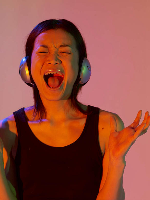 东方人,一个人,站,闭眼,竖图,室内,白天,正面,快乐,满意,幸福,亚洲,仅一个年轻女性,仅一个女性,仅一个人,握,阴影,红色背景,服装,光线,背心,影子,灯光,音响,音乐,听,大喊,黄种人,娱乐,一个,衣服,黑色,耳机,站着,张嘴,享受,休闲,放松,握着,摄影,服饰,影棚,单个,大叫,舒适,享乐,衣着,穿着,张大嘴巴,大呼,衣饰,年轻女性,女人,女性,亚洲人,张开嘴,闭眼睛,闭着眼,闭着眼睛,站立,半身,彩图,影棚拍摄,拍摄