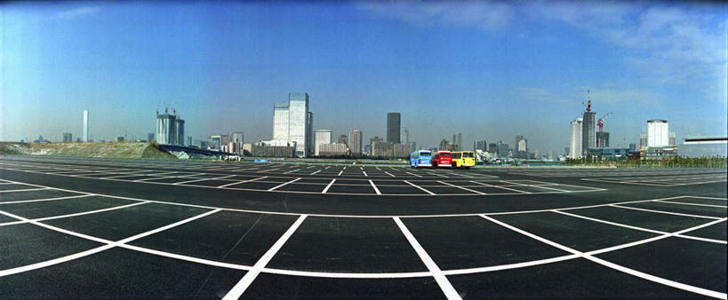 无人,高楼大厦,停车场,横图,全景,室外,白天,正面,广角镜头,鱼眼镜头,度假,草地,草坪,美景,天际线,植物,城市风光,城市,大厦,道路,建筑,路,摩天大楼,公路,公共汽车,日本,亚洲,阴影,光线,影子,景观,云,云朵,分界线,巴士,停车线,公交车,交通,云彩,娱乐,车,草,蓝色,绿色,白云,蓝天,天空,阳光,交通工具,天,享受,休闲,景色,放松,晴朗,车行道,车行道分界线,载具,标线,东亚,车行线,日本国,晴空,马路,彩图,泊车场,大楼,高层建筑,高楼,摩天楼