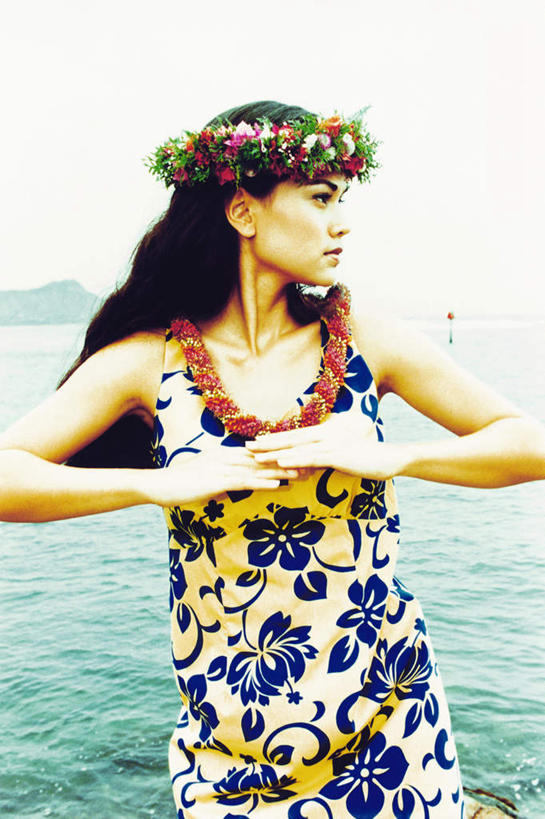 东方人,一个人,跳舞者,站,竖图,室内,白天,正面,裙子,跳舞,海浪,海洋,亚洲,仅一个年轻女性,仅一个女性,仅一个人,握,阴影,连衣裙,服装,装饰,盛开,光线,花环,影子,浪花,花蕾,扭头,注视,黄种人,花,花瓣,花朵,鲜花,衣服,蓝色,蓝天,天空,阳光,海水,天,花苞,花蕊,观察,看,站着,转头,握着,服饰,晴朗,观看,华丽,修饰,点缀,察看,衣着,穿着,关注,草裙舞,舞姿,海景,万里无云,衬托,美观,雅致,雅观,衣饰,年轻女性,女人,女性,亚洲人,大海,风浪,海,海水的波动,近岸浪,涌浪,晴空,晴空万里,舞蹈家,舞蹈演员,舞者,站立,半身,彩图,舞蹈,呼拉舞