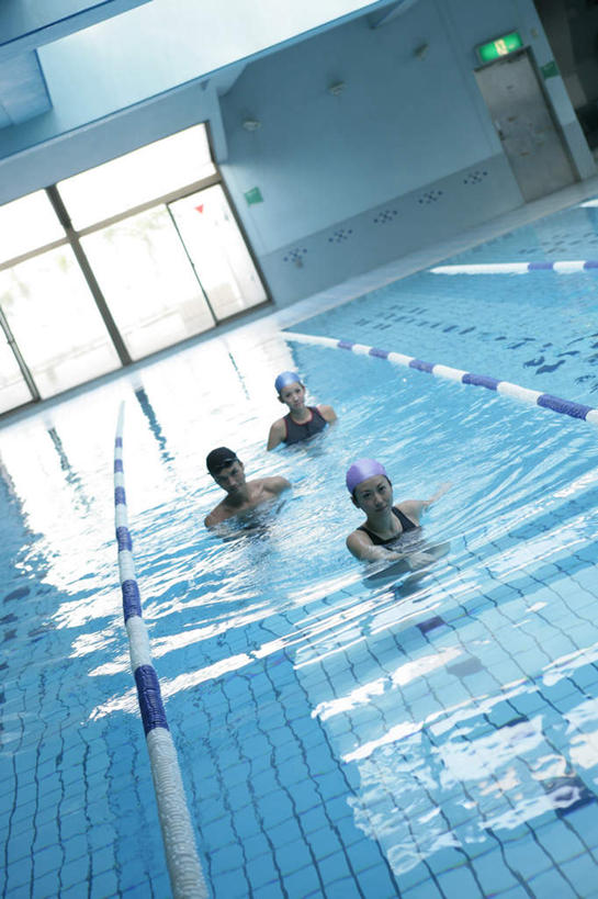 东方人,三个人,伙伴,朋友,体育馆,游泳池,站,竖图,俯视,室内,白天,泳装,友谊,水,窗户,落地窗,帽子,亚洲,波纹,泳帽,水池,水面,涟漪,注视,黄种人,泳池,玻璃窗,蓝色,水纹,波浪,观察,看,站着,观看,察看,游泳馆,关注,游泳帽,连体泳衣,水晕,友情,男人,男性,年轻男性,年轻女性,女人,女性,亚洲人,站立,彩图,高角度拍摄,全身,泳衣