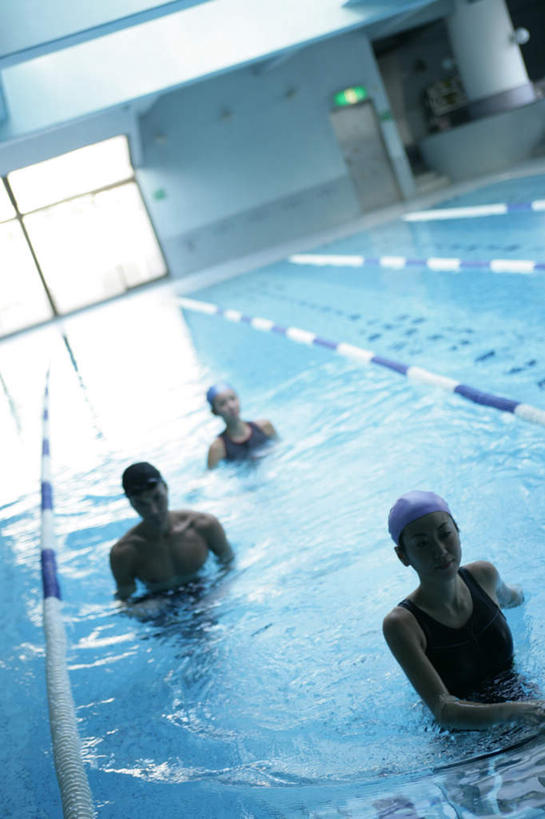 东方人,三个人,伙伴,朋友,体育馆,游泳池,站,竖图,俯视,室内,白天,泳装,友谊,水,窗户,落地窗,帽子,亚洲,波纹,泳帽,水池,水面,涟漪,注视,黄种人,泳池,玻璃窗,蓝色,水纹,波浪,观察,看,站着,观看,察看,游泳馆,关注,游泳帽,连体泳衣,水晕,友情,男人,男性,年轻男性,年轻女性,女人,女性,亚洲人,站立,半身,彩图,高角度拍摄,泳衣