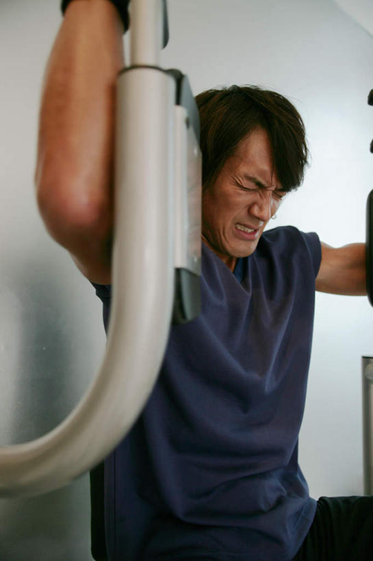 东方人,一个人,健身房,坐,举,闭眼,竖图,室内,白天,正面,运动服,锻炼,运动,亚洲,仅一个男性,仅一个人,握,服装,黄种人,娱乐,运动器械,仅一个年轻男性,衣服,托,享受,休闲,健身器械,放松,握着,服饰,衣着,穿着,健身器材,室内运动,衣饰,男人,男性,年轻男性,亚洲人,闭眼睛,闭着眼,闭着眼睛,举起,举手,举着,向上举,向上伸,向上托,坐着,半身,彩图,健身,健身馆,扩胸训练器,胸肌训练器,运动器材,运动装