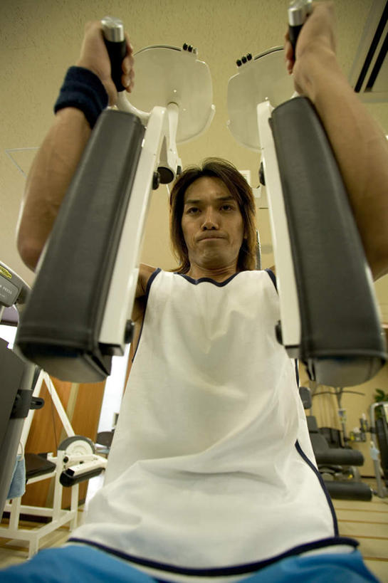 东方人,一个人,健身房,坐,竖图,室内,白天,仰视,运动服,锻炼,运动,亚洲,仅一个男性,仅一个人,握,服装,注视,黄种人,娱乐,运动器械,仅一个年轻男性,衣服,观察,看,享受,休闲,健身器械,放松,握着,服饰,观看,察看,衣着,穿着,关注,健身器材,室内运动,衣饰,男人,男性,年轻男性,亚洲人,坐着,半身,彩图,低角度拍摄,健身,健身馆,扩胸训练器,胸肌训练器,运动器材,运动装