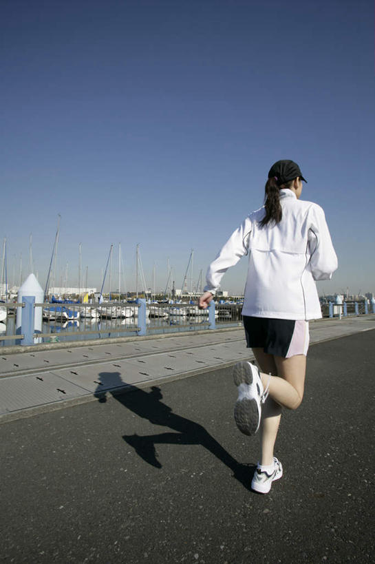 东方人,一个人,码头,跑,竖图,室外,白天,运动服,锻炼,运动,河流,水,港口,帽子,亚洲,仅一个年轻女性,仅一个女性,仅一个人,阴影,服装,光线,影子,河水,水流,黄种人,运动帽,背面,衣服,蓝色,蓝天,天空,阳光,天,鸭舌帽,服饰,晴朗,衣着,穿着,万里无云,衣饰,体育,年轻女性,女人,女性,亚洲人,晴空,晴空万里,跑步,彩图,全身,健身,摆渡口,埠头,渡口,渡头,港湾,海港,货运码头,口岸,商港,运动装