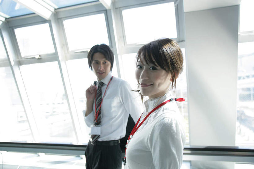 东方人,两个人,商务人士,商务男性,商务女性,站,举,笑,微笑,横图,室内,白天,侧面,衬衫,爱情,窗户,落地窗,亚洲,握,阴影,套装,光线,影子,领带,浪漫,拿,拿着,扭头,注视,黄种人,标识,吊牌,玻璃窗,阳光,胸牌,观察,看,托,站着,转头,温暖,温馨,恩爱,握着,恋人,观看,和睦,察看,徽章,象征,庄重,关注,商务装,身份,工薪阶层,胸章,胸卡,正式,地位,编号牌,雕刻牌,工号牌,胸号牌,胸徽,员工牌,男人,男性,年轻女性,女人,女性,中年男性,亚洲人,情侣,白领,上班族,举起,举手,举着,向上举,向上伸,向上托,站立,半身,彩图,衬衣,伴侣,融洽