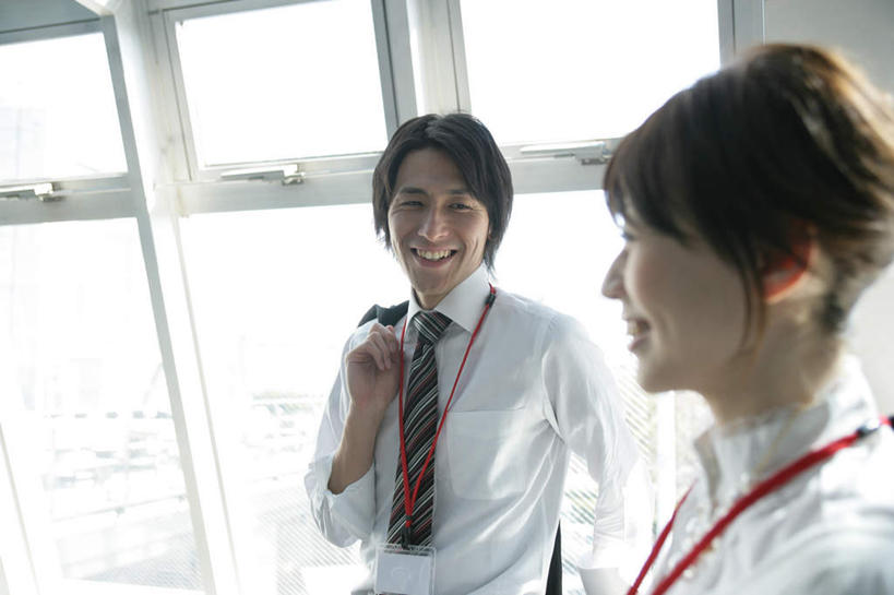 东方人,两个人,商务人士,商务男性,商务女性,站,举,笑,微笑,露齿笑,横图,室内,白天,侧面,衬衫,爱情,窗户,落地窗,亚洲,握,阴影,套装,光线,影子,领带,浪漫,拿,拿着,注视,黄种人,标识,吊牌,玻璃窗,阳光,胸牌,观察,看,托,站着,温暖,温馨,恩爱,握着,恋人,观看,和睦,察看,徽章,象征,庄重,关注,商务装,身份,工薪阶层,胸章,胸卡,正式,地位,编号牌,雕刻牌,工号牌,胸号牌,胸徽,员工牌,男人,男性,年轻女性,女人,女性,中年男性,亚洲人,情侣,白领,上班族,举起,举手,举着,向上举,向上伸,向上托,站立,半身,彩图,衬衣,伴侣,融洽