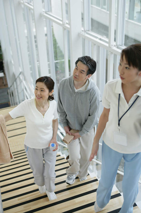 东方人,中年人,三个人,家庭,夫妻,栏杆,站,笑,微笑,露齿笑,竖图,俯视,室内,白天,运动服,爱情,窗户,楼梯,落地窗,亚洲,服装,扶手,阶梯,浪漫,注视,黄种人,标识,吊牌,护栏,玻璃窗,台阶,衣服,胸牌,观察,看,站着,教练,温暖,温馨,一家人,恩爱,恋人,服饰,观看,和睦,察看,徽章,衣着,穿着,关注,身份,胸章,胸卡,编号牌,雕刻牌,工号牌,胸号牌,胸徽,员工牌,衣饰,男人,男性,年轻女性,女人,女性,中年男性,中年女性,亚洲人,夫妇,情侣,站立,半身,彩图,高角度拍摄,伴侣,融洽,运动装