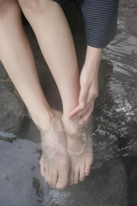 东方人,腿部,脚,脚趾,脚趾甲,腿,一个人,坐,摸,竖图,俯视,室外,白天,民族服装,石头,温泉,雾,亚洲,仅一个年轻女性,仅一个女性,仅一个人,抚摸,沸腾,和服,蒸汽,石子,水蒸气,雾气,黄种人,光脚,温暖,赤脚,服饰,泉水,温和,气体,吴服,唐草,唐花,唐锦,蒸发,地热,年轻女性,女人,女性,亚洲人,脚指甲,石块,岩石,触摸,接触,坐着,半身,彩图,高角度拍摄,传统服装,民俗服,浴衣