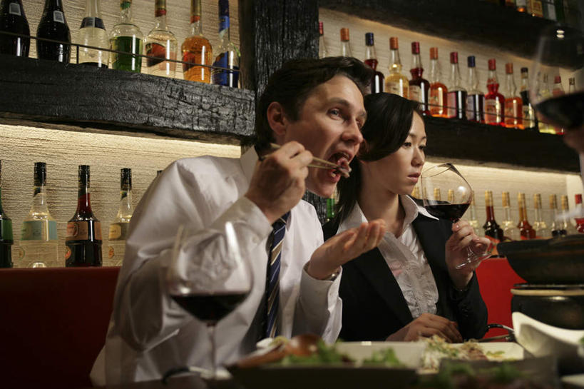 红酒,葡萄酒,东方人,西方人,两个人,同事,商务人士,商务男性,商务女性,餐厅,坐,吃,横图,室内,白天,正面,衬衫,成功,合作,团队,集体,信心,蔬菜,杯子,餐具,欧洲,欧洲人,亚洲,一排,许多,握,套装,新鲜,整齐,叉子,刀叉,刀子,高脚杯,生食,蔬菜沙拉,沙拉,食品,红酒杯,酒类,拿,拿着,注视,黄种人,色拉,队伍,沙律,货架,架子,玻璃制品,酒,酒瓶,食物,饮料,排列,玻璃瓶,酒杯,瓶子,观察,看,红葡萄酒,握着,有机食品,绿色食品,观看,色拉酱,察看,领导,葡萄酒杯,成就,队列,关注,餐刀,千岛酱,商务装,陈列架,合伙,领袖,工薪阶层,餐叉,超市货架,男人,男性,女人,女性,中年男性,中年女性,白种人,亚洲人,白领,上班族,玻璃杯,进餐用具,嚼,食,坐着,半身,彩图,衬衣,餐馆,饭店,饭馆