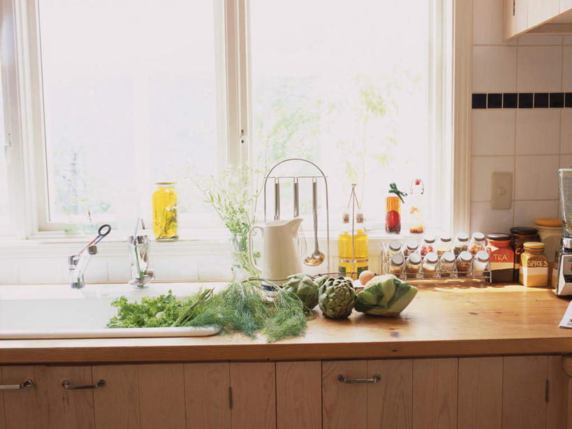 无人,横图,室内,白天,正面,烹饪,植物,厨房,蔬菜,书籍,玻璃,一排,许多,阴影,新鲜,整齐,反射,瓷砖,电器,工具,壶,盆栽,水槽,水龙头,影子,墙,生菜,莴苣,食品,盆景,设备,榨汁机,水斗,开关,墙壁,墙面,玻璃制品,水壶,食物,排列,绿色,自然,玻璃瓶,茶壶,瓶子,容器,打开,搅拌,菜谱,有机食品,绿色食品,生长,成长,阀门,研磨,切割,家电,家用电器,开启,队列,榨汁,广口瓶,春菜,鹅仔菜,莴仔菜,千金菜,叶用莴苣,水咀,书,图书,烹调,彩图,灶间