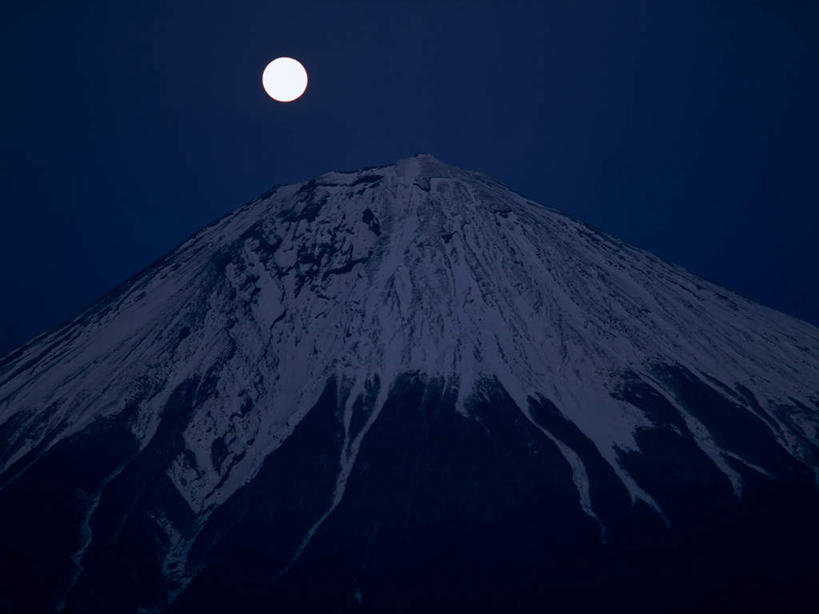 无人,横图,室外,夜晚,仰视,旅游,度假,火山,美景,山,雪,雪山,大雪,富士山,静冈县,日本,亚洲,圆形,冰,积雪,景观,山峰,雪景,月亮,冬季,冬天,山峦,月光,娱乐,蓝色,蓝天,天空,自然,天,享受,休闲,景色,放松,寒冷,明亮,冰冷,自然风光,东亚,本州,本州岛,日本国,中部地方,静冈,山梨,山梨县,严寒,皎洁,冰凉,酷寒,凛冽,凛凛,极冷,活火山,彩图,低角度拍摄