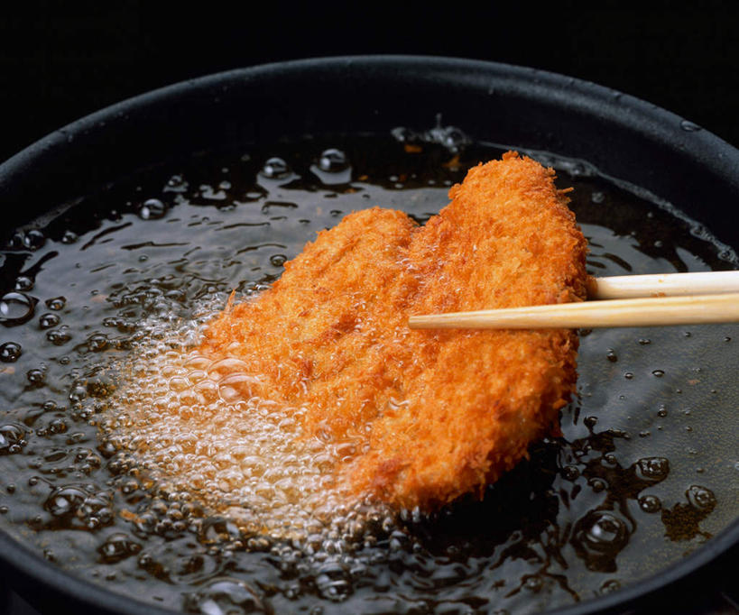 无人,横图,俯视,室内,特写,白天,烹饪,厨房,筷子,餐具,厨具,金属制品,一块,沸腾,金属,锅子,鸡肉,肉,食用油,油,油炸,日本料理,料理,食品,文化,传统,锅,菜肴,美食,肉类,油锅,食物,日式料理,日式,佳肴,锅具,礼节,鸡排,礼仪,肉食,烹饪用具,进餐用具,烹调用具,烹调,彩图,高角度拍摄,灶间