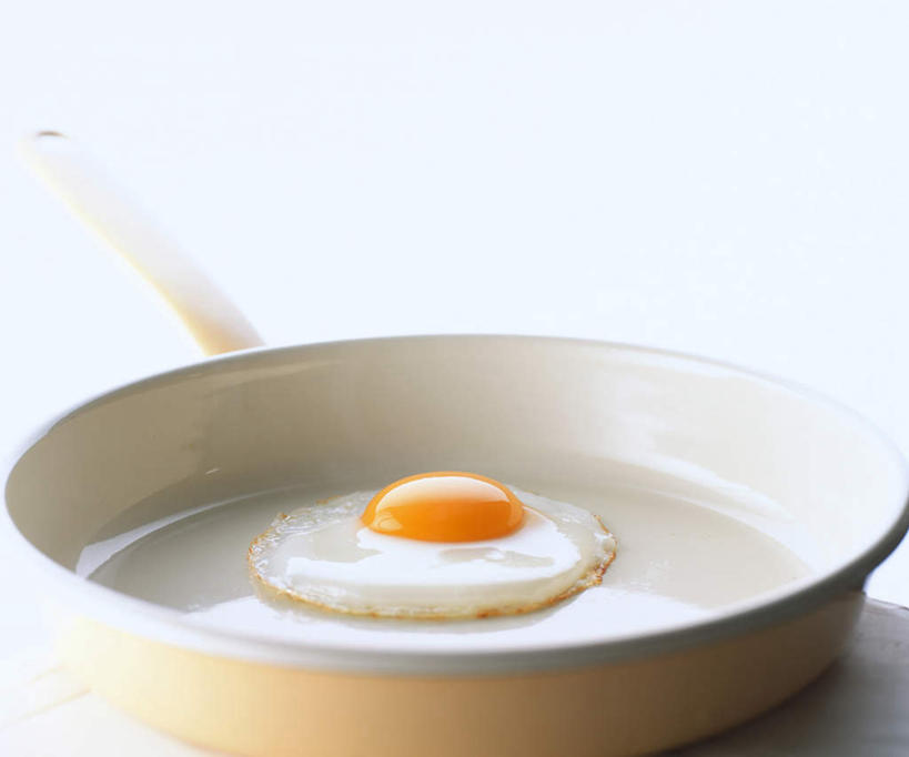 无人,横图,室内,特写,白天,白色背景,正面,烹饪,早餐,厨具,金属制品,金属,锅子,平底锅,蛋,荷包蛋,鸡蛋,煎蛋,食用油,油,锅,油锅,一个,黄色,摄影,影棚,单个,锅具,烹饪用具,卵,煎鸡蛋,烹调用具,烹调,彩图,影棚拍摄,拍摄